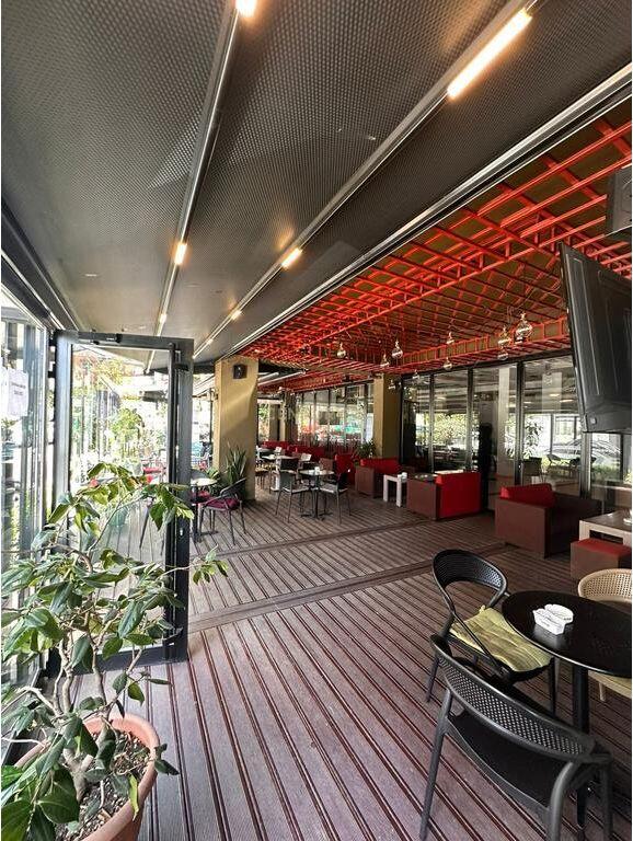 Affittasi locale di 451m² sul lato dell'asse stradale, a 200 m sopra il ristorante FRESKU