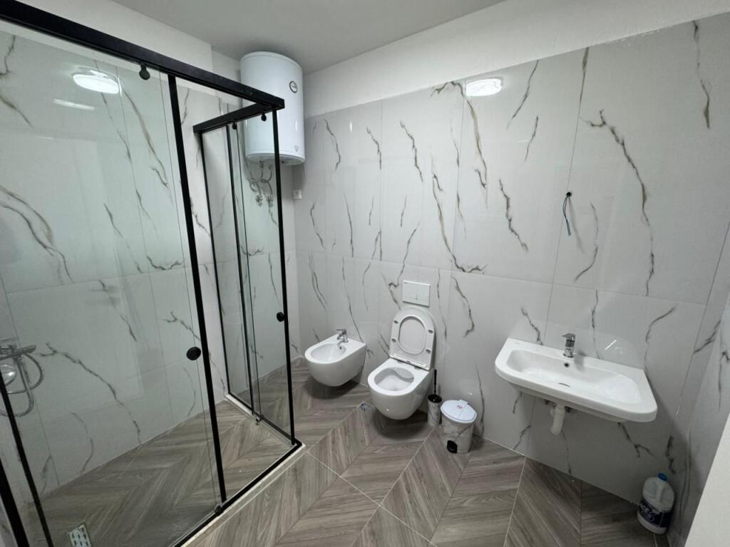 🏠 Appartamento 2+1+2 in affitto  📍 Indirizzo: Porcelan Di fronte a Tv Klan 💰 Prezzo:  60,000 leke