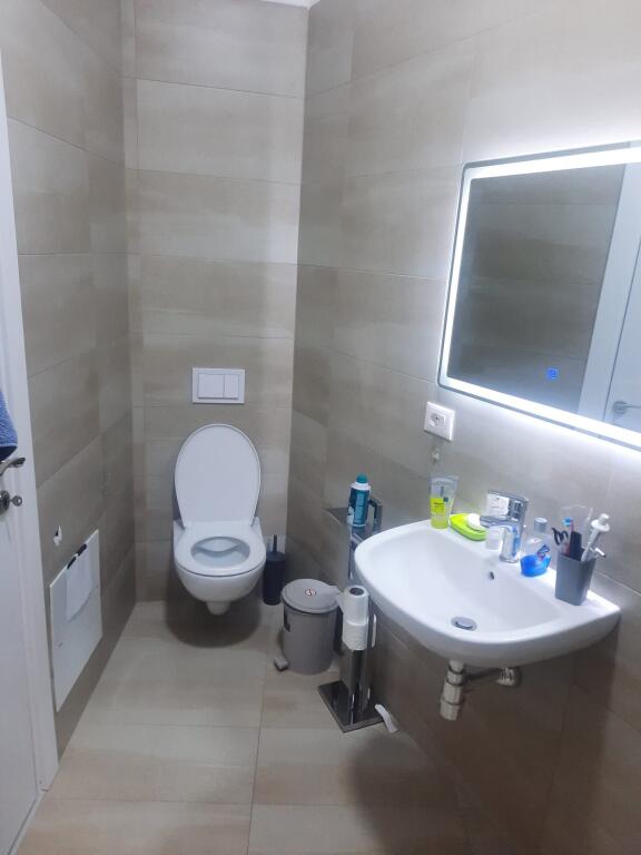 🏠 Jepet me qera apartament 2+1+2 📍 Rruga e Dibrës – Kompleksi Arlis💶 Çmimi: 750 € / muaj