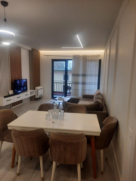 🏠 Jepet me qera apartament 2+1+2 📍 Rruga e Dibrës – Kompleksi Arlis💶 Çmimi: 750 € / muaj