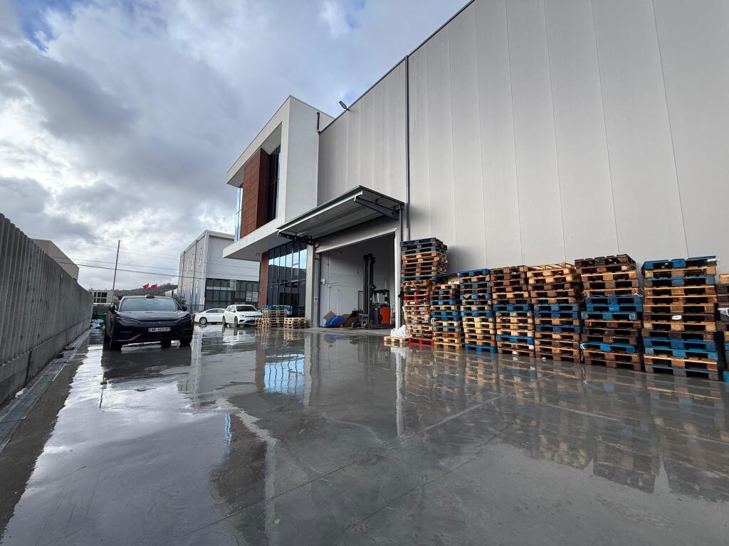 Magazine/ showroom for rent in the Vaqarri area!