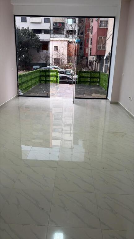 Locale Commerciale in Affitto, Negozio a Yzberisht