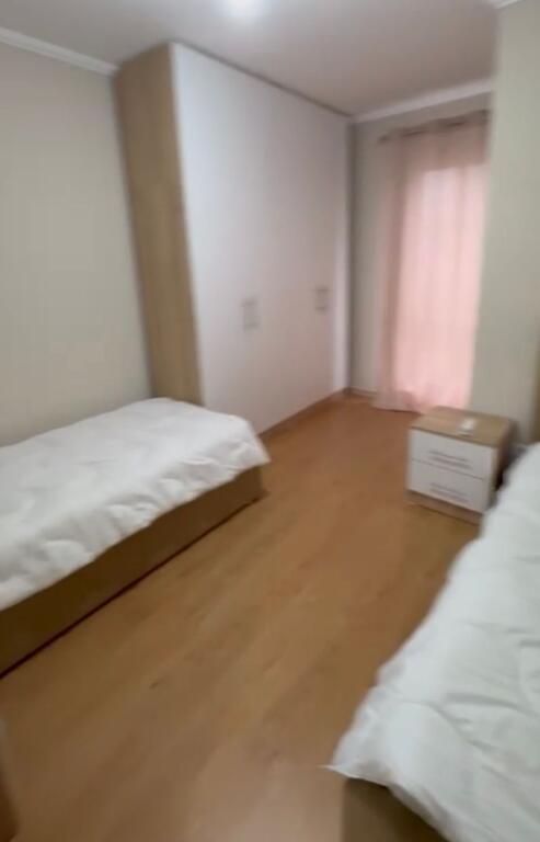 Jepet me qera apartament 2+1, me sipërfaqe të madhe, 550 Euro/muaj