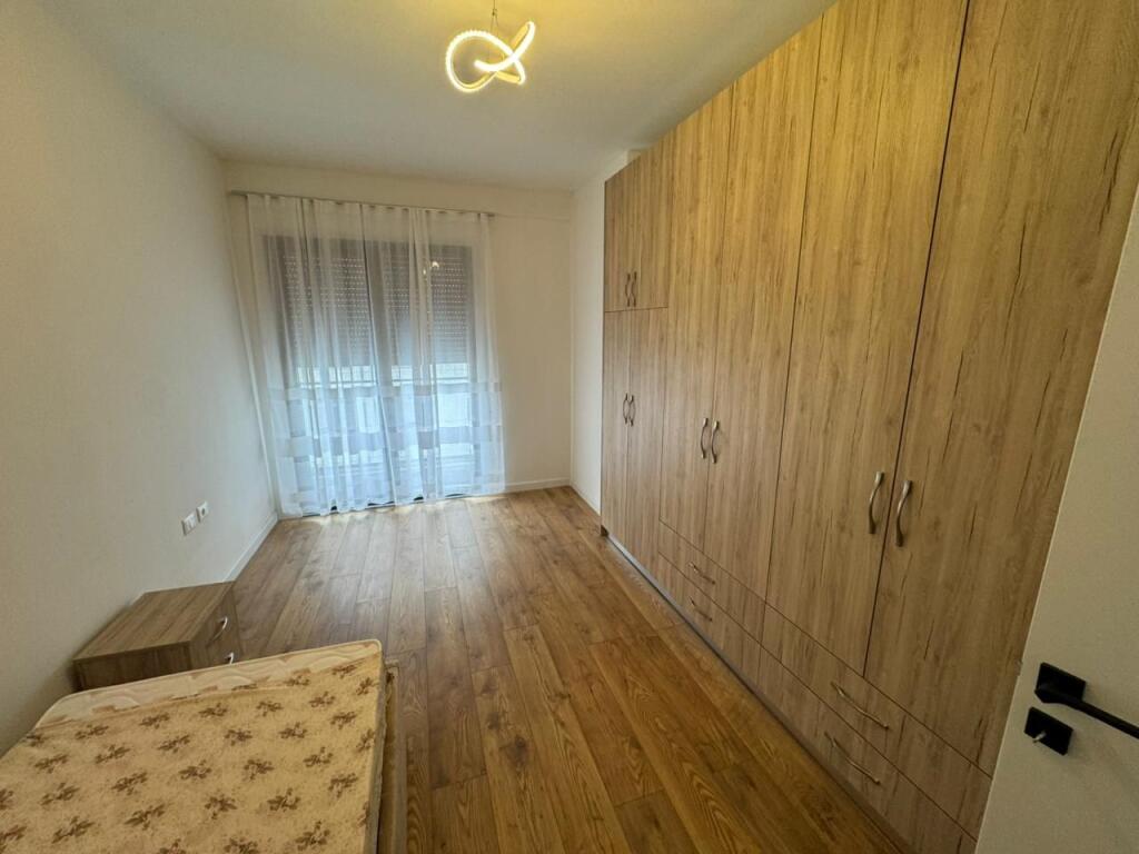 🏠 Appartamento 2+1+2 in affitto  📍 Indirizzo: Porcelan Di fronte a Tv Klan 💰 Prezzo:  60,000 leke