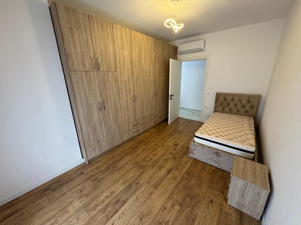 🏠 Jepet me qera apartament 2+1+2  ✨ E mobiluar 📐 Sipërfaqe:  100 m² 🏢 Kati i 4  📍 Adresa: Prcelan Perball Tv Klan  💰 Çmimi:  60,000 lek  📞 Për më shumë informacion, kontakto!