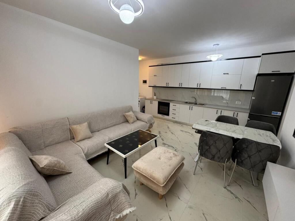 🏠 Appartamento 2+1+2 in affitto  📍 Indirizzo: Porcelan Di fronte a Tv Klan 💰 Prezzo:  60,000 leke