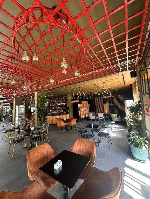Affittasi locale di 451m² sul lato dell'asse stradale, a 200 m sopra il ristorante FRESKU
