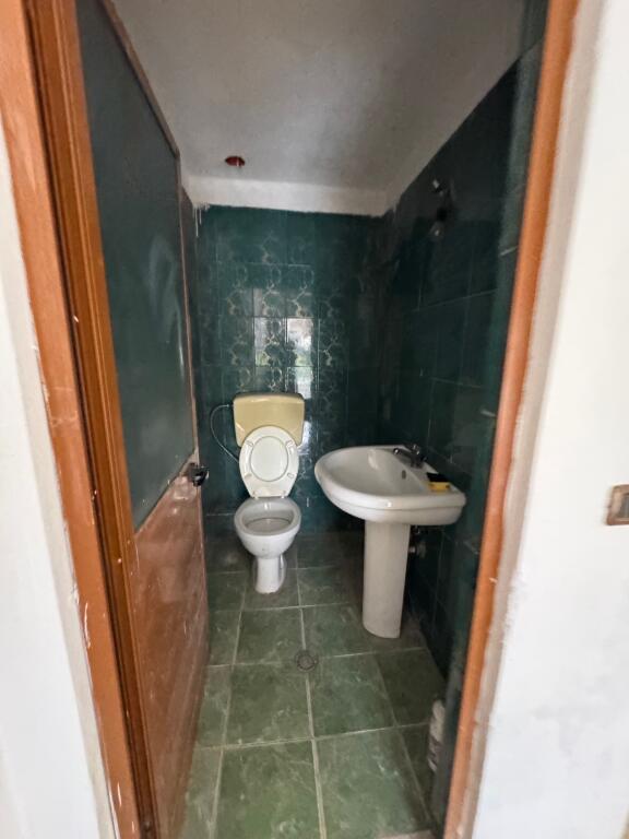 Negozio in affitto vicino a Nela 6 Yzberisht 30.000 lek