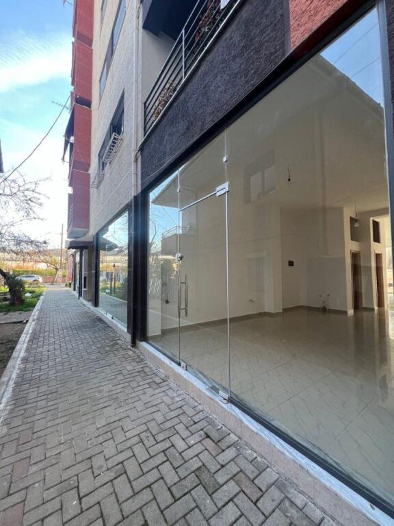 Locale Commerciale in Affitto, Negozio a Yzberisht