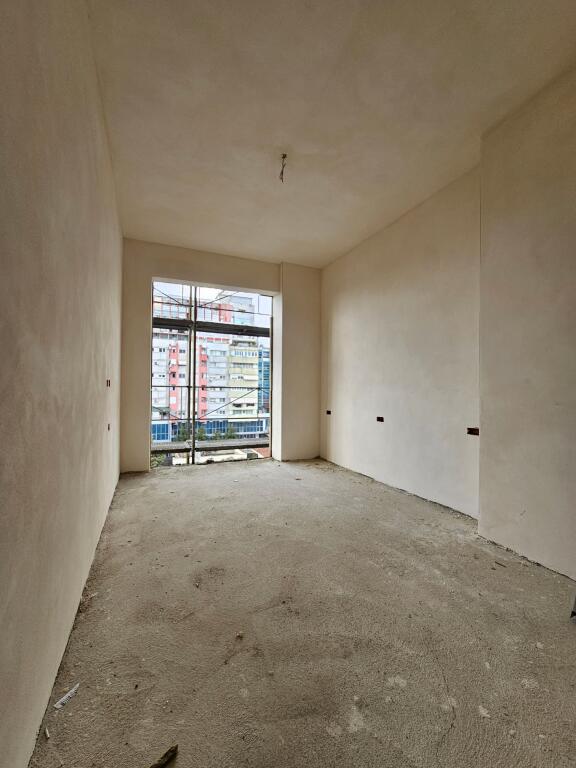 In vendita 2+1+2wc &amp; Balcone + posto auto  📍 Fusha e Aviacionit *( 170.000 Euro )* - Laprake | In fase di costruzione, termina in 7 mesi. Piano 4