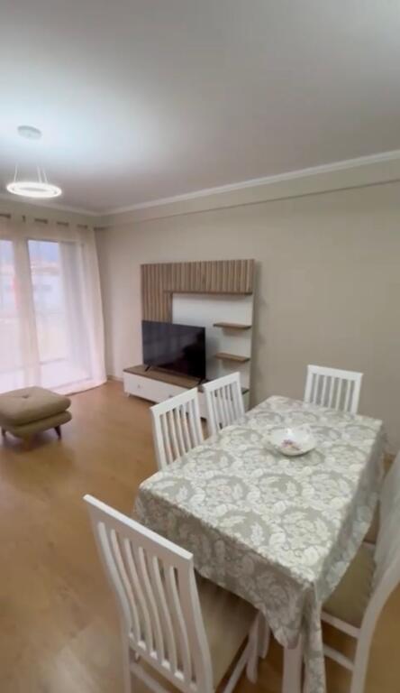 Jepet me qera apartament 2+1, me sipërfaqe të madhe, 550 Euro/muaj