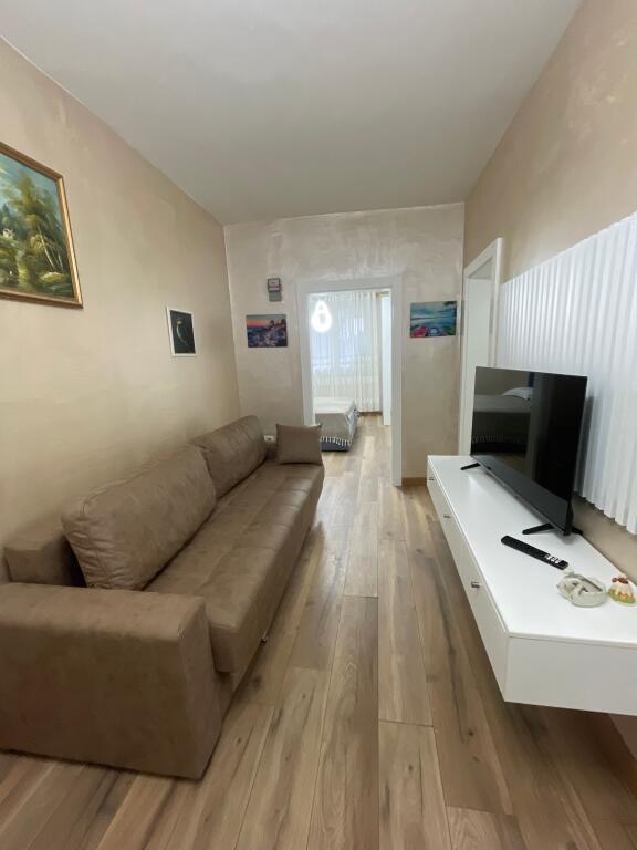 VILË 3 KATËSHE ME QIRA - RRUGA E KAVAJËS