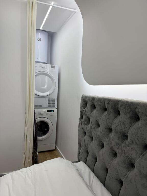 Apartament 1+1, 21 Dhjetori!