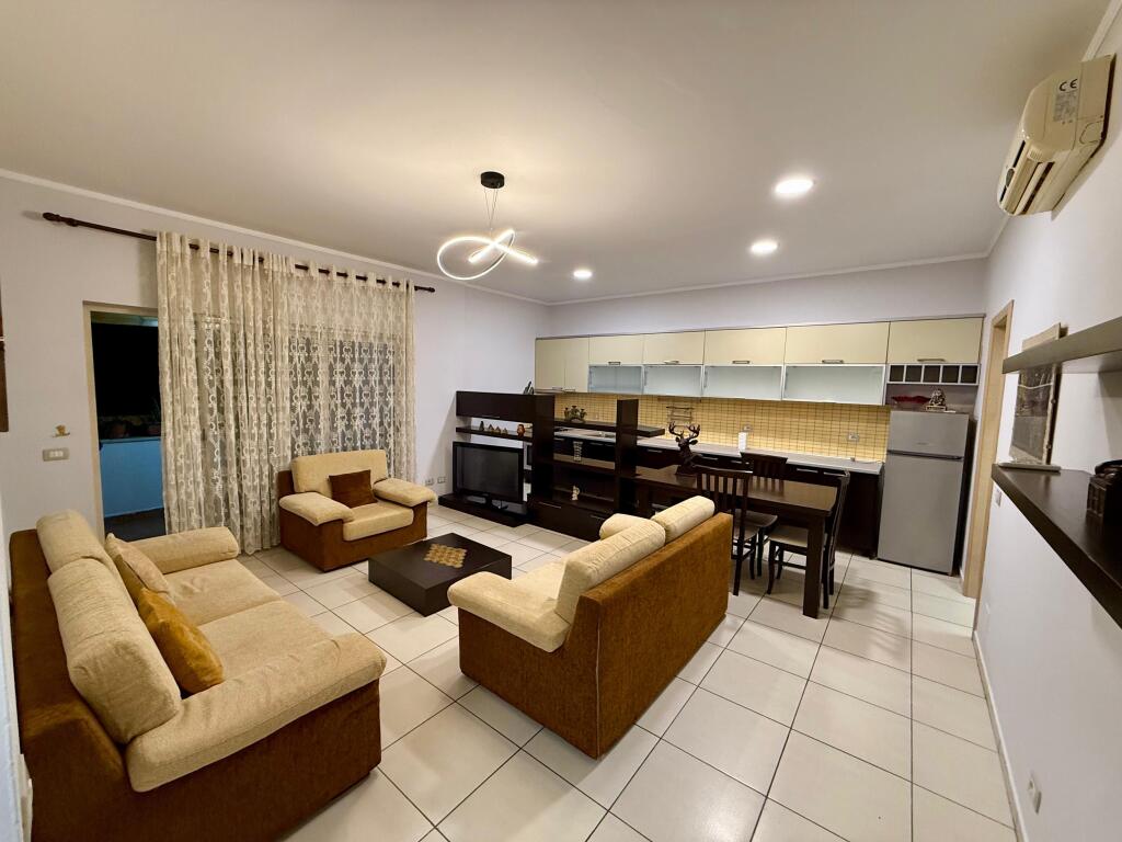 📣 AFFITTO Appartamento 2+1 con 2 Bagni 📍 Myslym Shyri ✨  🏢 Edificio Esistente 🪜 6° Piano (Senza Ascensore) 📐 Superficie Netta 120 m2 🛋️ Arredato con Condizioni Moderne 🔹 Veranda 🔹 Balcone 👉 Preferiti Clienti Familiari  💶 Prezzo 55.000 Leke/Mese (Non Trattabile)