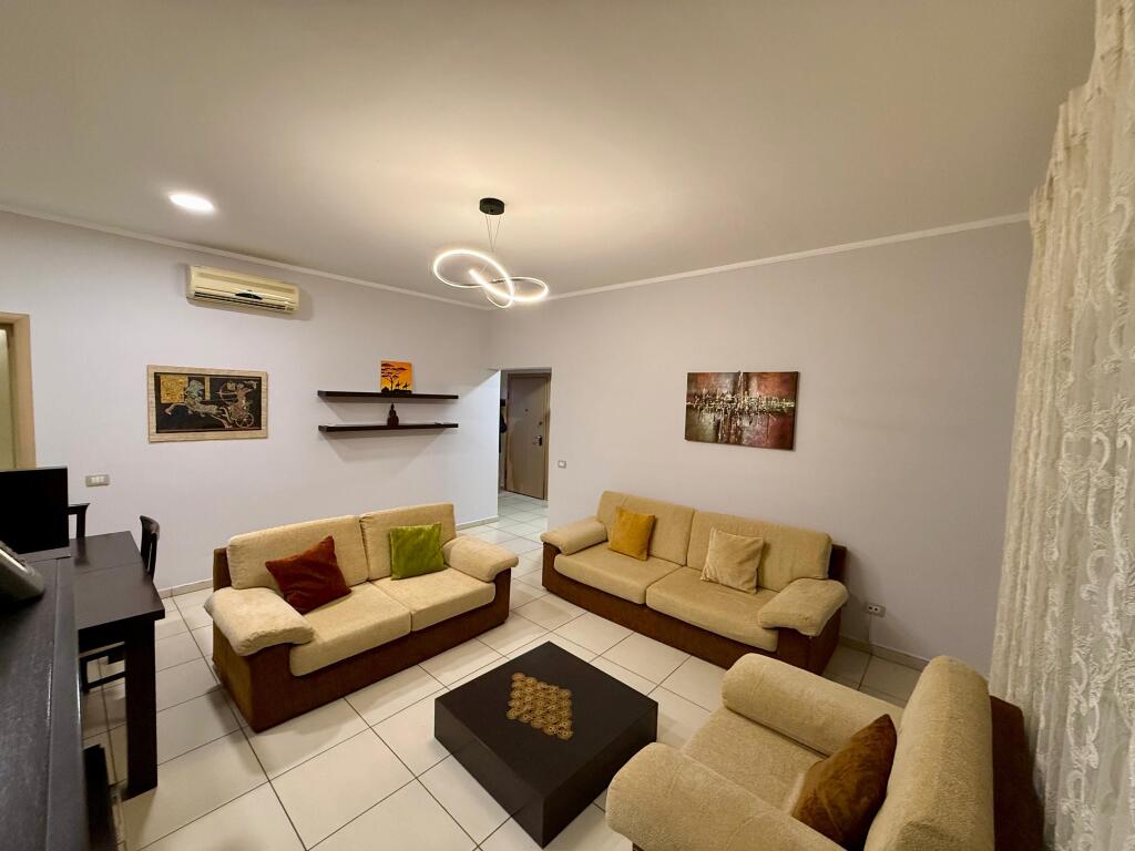 📣 AFFITTO Appartamento 2+1 con 2 Bagni 📍 Myslym Shyri ✨  🏢 Edificio Esistente 🪜 6° Piano (Senza Ascensore) 📐 Superficie Netta 120 m2 🛋️ Arredato con Condizioni Moderne 🔹 Veranda 🔹 Balcone 👉 Preferiti Clienti Familiari  💶 Prezzo 55.000 Leke/Mese (Non Trattabile)