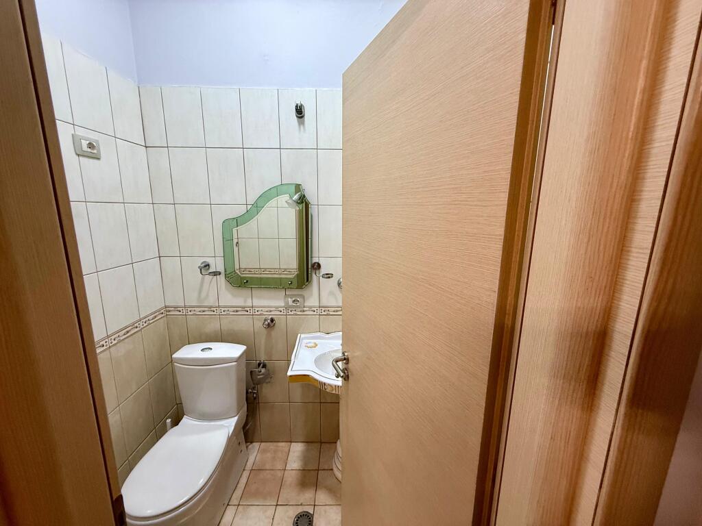 📣 AFFITTO Appartamento 2+1 con 2 Bagni 📍 Myslym Shyri ✨  🏢 Edificio Esistente 🪜 6° Piano (Senza Ascensore) 📐 Superficie Netta 120 m2 🛋️ Arredato con Condizioni Moderne 🔹 Veranda 🔹 Balcone 👉 Preferiti Clienti Familiari  💶 Prezzo 55.000 Leke/Mese (Non Trattabile)
