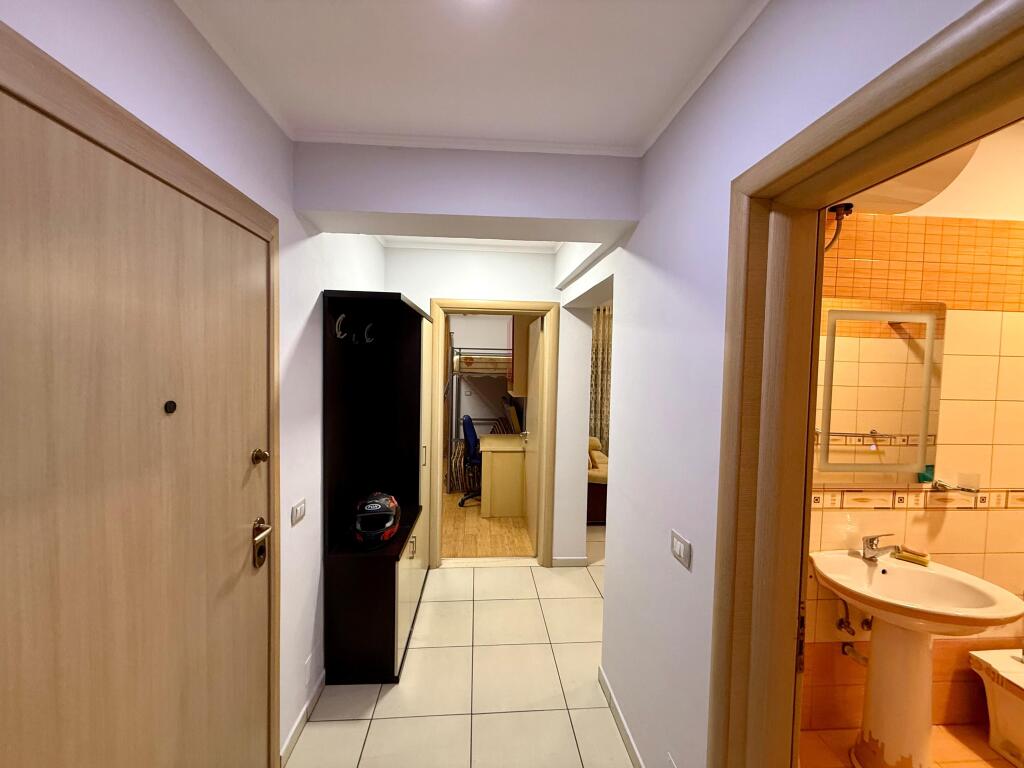 📣 AFFITTO Appartamento 2+1 con 2 Bagni 📍 Myslym Shyri ✨  🏢 Edificio Esistente 🪜 6° Piano (Senza Ascensore) 📐 Superficie Netta 120 m2 🛋️ Arredato con Condizioni Moderne 🔹 Veranda 🔹 Balcone 👉 Preferiti Clienti Familiari  💶 Prezzo 55.000 Leke/Mese (Non Trattabile)