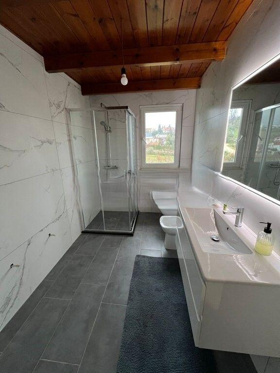 Apartament 3+1+2+ 2 Poste Parkimi Me Qira prane Liqenit i Farkës, Tiranë - 600 E