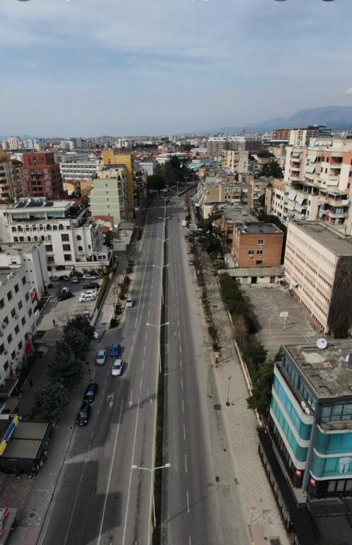 Dyqan Qera - Rr.Kryesore. Sip 40m2 (prane Oslos 21-Dhjetori)