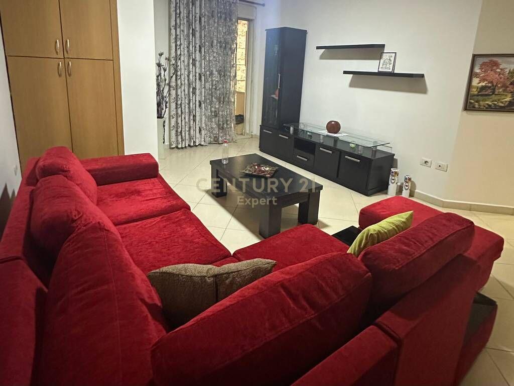 Jepet apartament 2+1 me qera rruga e kavajes