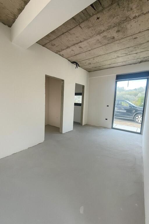AMBIENTE COMMERCIALE +TERRENO VICINO A TEG 3.000 €