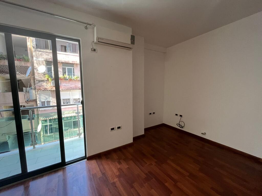 Ambient per zyra me qira te Stadiumi Dinamo