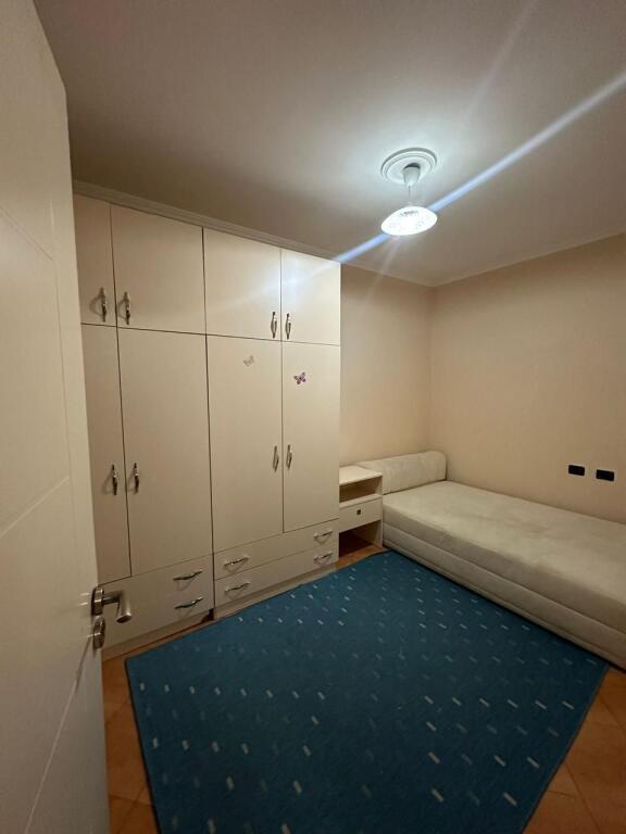 Apartament 2+1 me qera  Adresa: 21 Dhjetori, Perballe Delijorgjit Ne Rruge  
