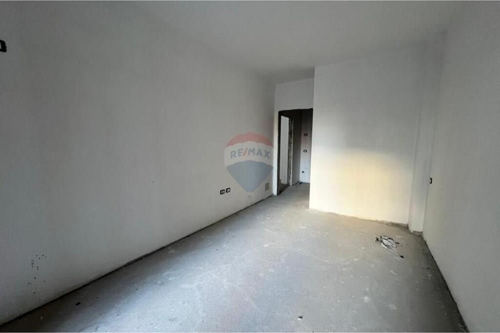 Apartament 1+1 per shitje, prane Bulevardit te Ri!