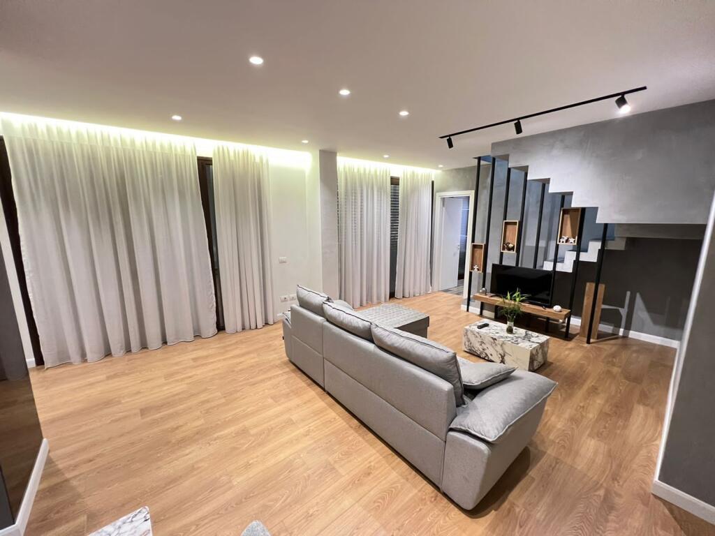 ✨ Jepet me Qira Super Duplex 2+1+2 – Rruga e Barrikadave💶 1,700 € / muaj