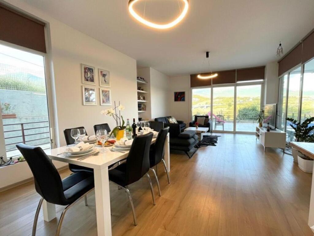 🏡 Vilë Dy-Katëshe me Qira – Buzë Liqenit të Farkës 🌿🌊💶 Çmimi: 2.500 € / muaj