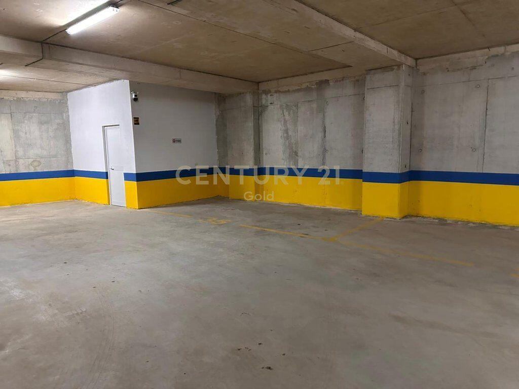 Vendesi in vendita 3+1+2 con posto auto al Bulevardi i Ri