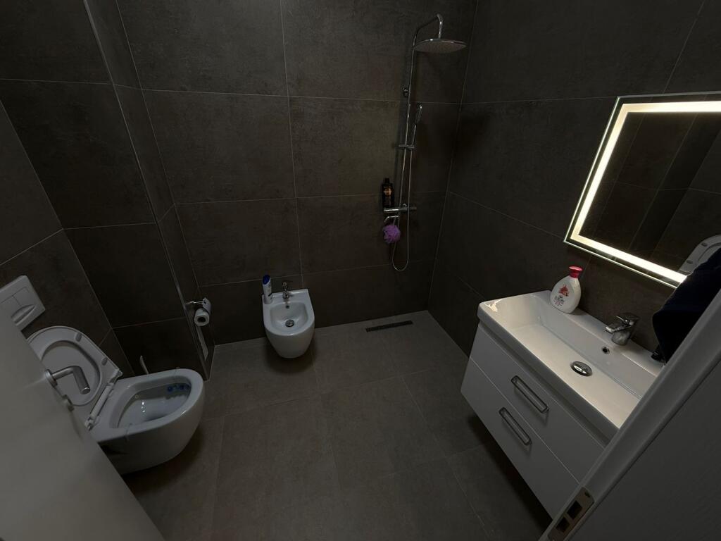 Jepet me qira apartament 1+1+ parkim Kamez