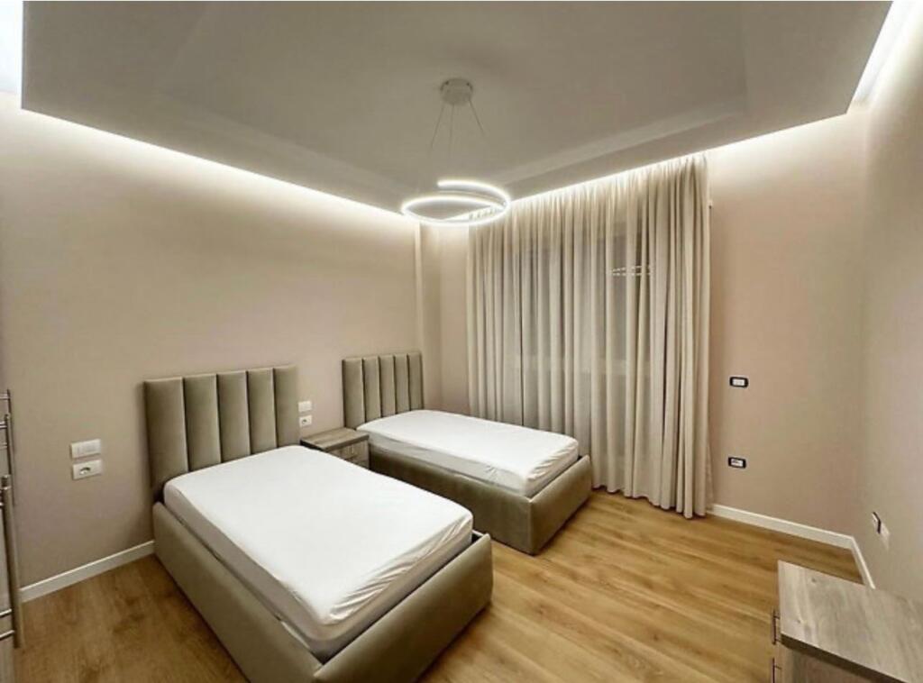 Apartament 3+1 per qira tek Montesori Schl tek Liqeni i Thate.