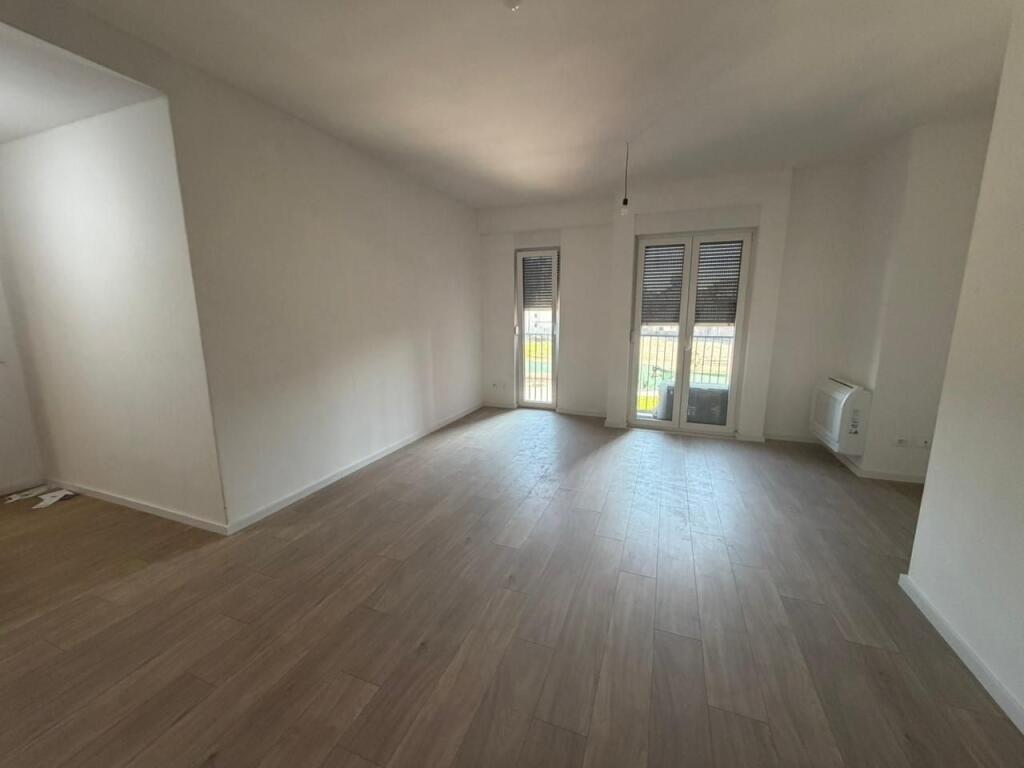 🏢Via Jordan Misja, vicino ai Palazzi Contatto viene dato in affitto locale commerciale per uffici con superficie di 50m2, vuoto 40,000Leke (netto)