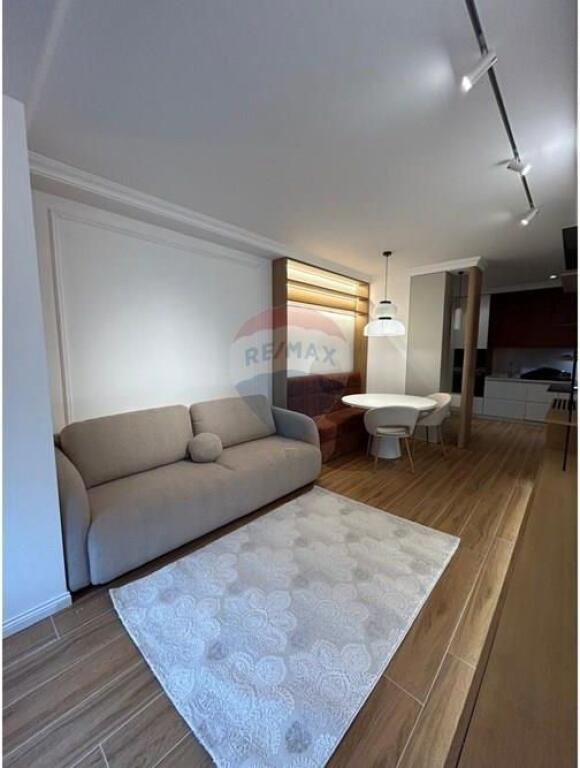 Apartament - Për Qira - Komuna e Parisit, Tiranë