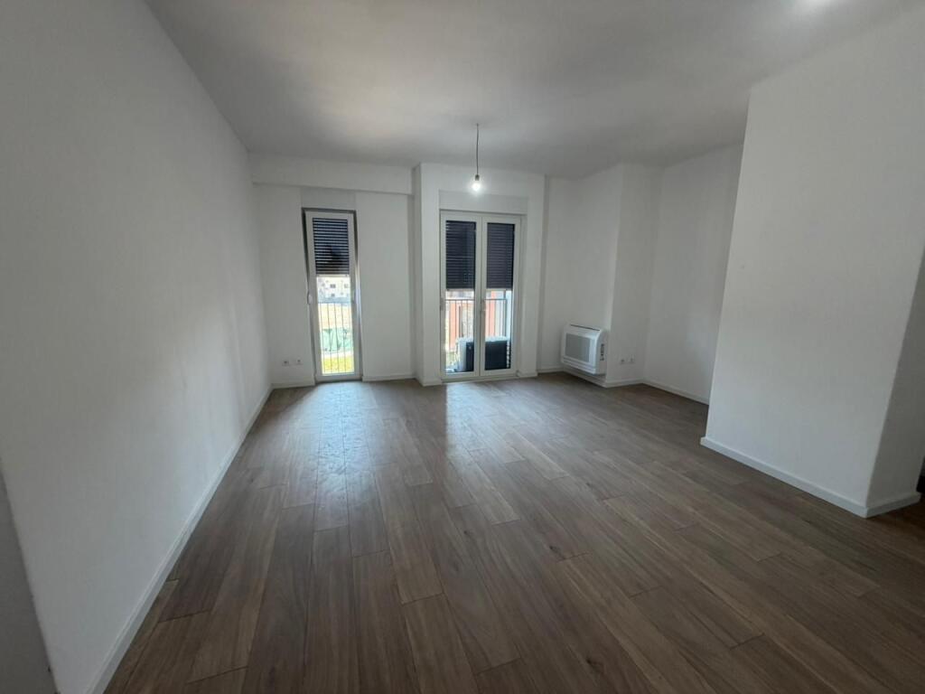 🏢Via Jordan Misja, vicino ai Palazzi Contatto viene dato in affitto locale commerciale per uffici con superficie di 50m2, vuoto 40,000Leke (netto)