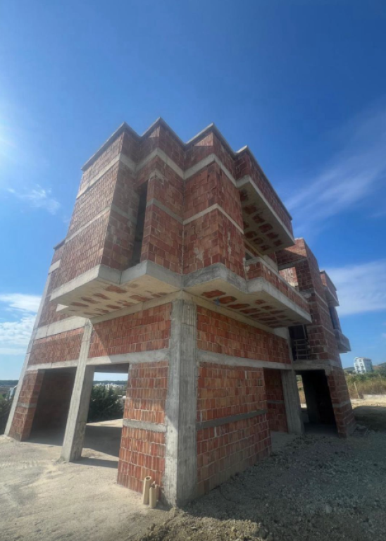 EXCLUSIVELY   🏡 3-storey villa for sale – Lalzi Bay
