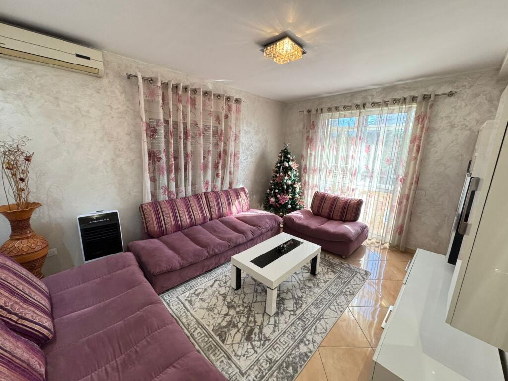 Shitet Dublex 3+1+2  Adresa : Rruga e Dibres Medreseja  Kati 4-5 pallat pa ashensor  E mobiluar  Siperfaqe totale 92,5 m2  Cmimi 159,000€
