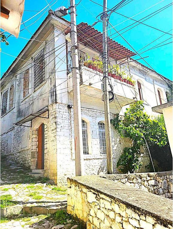 In vendita casa caratteristica su 2 piani a Berat