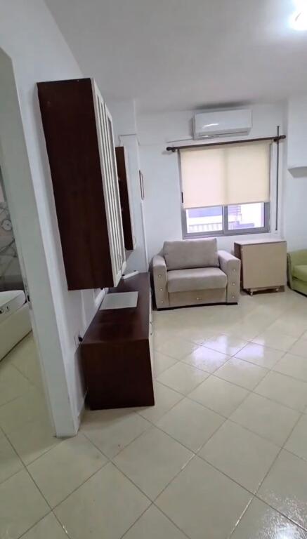 Jepet me qera apartament 2+1 i vogel tek Pallatet Cabej ne Yzberisht ne pallat!