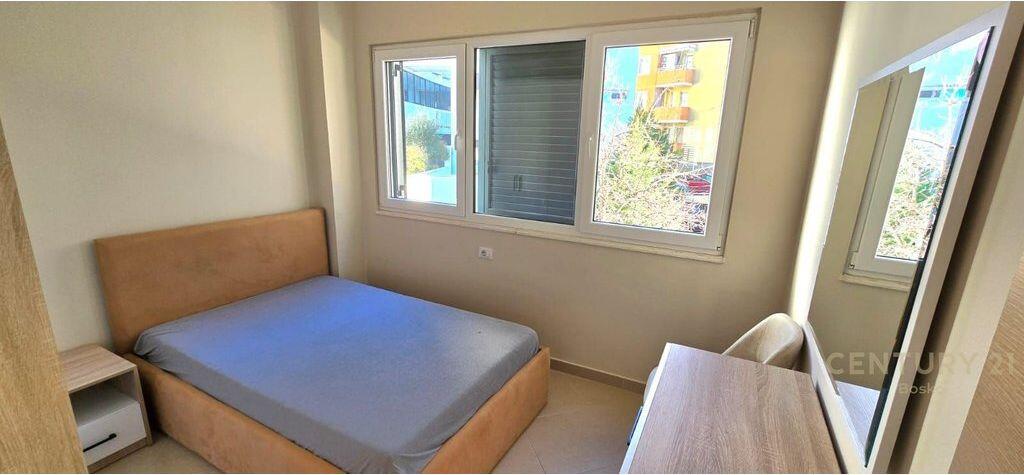 Shitet apartament 2+1+2 Ballkone në zonën e Liqenit të Thatë, pranë Hotel Radisson.