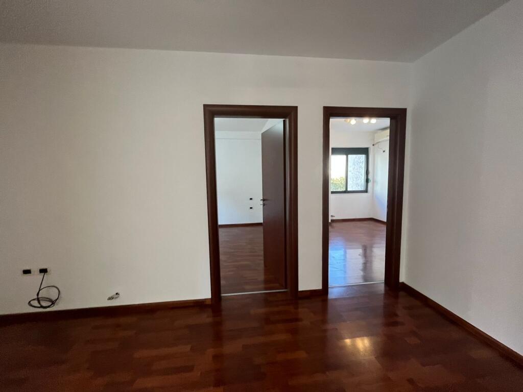 Ambient per zyra me qira te Stadiumi Dinamo