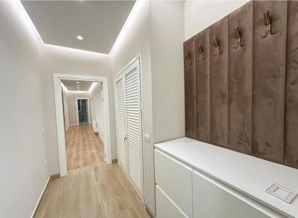 Apartament 3+1 per qira tek Montesori Schl tek Liqeni i Thate.