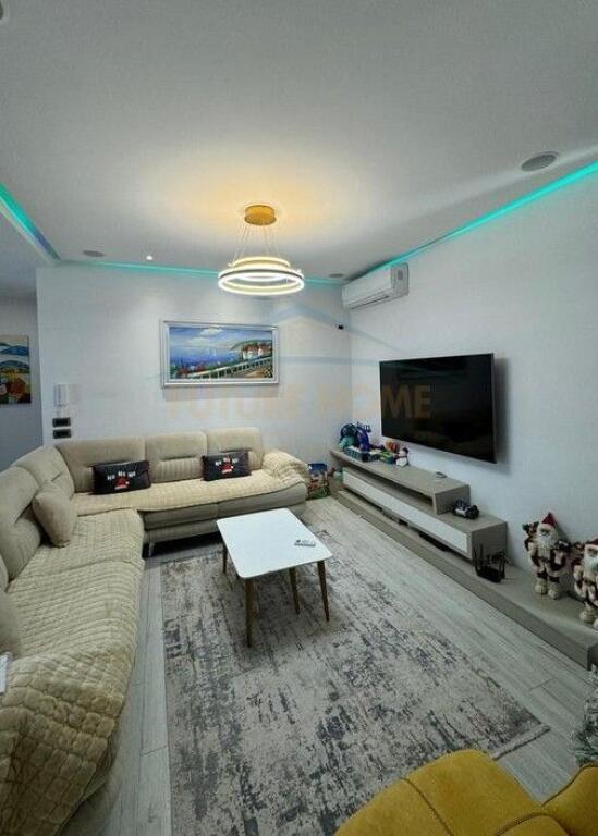 Apartment 2+1+2+ Veranda for sale, Shkozë..