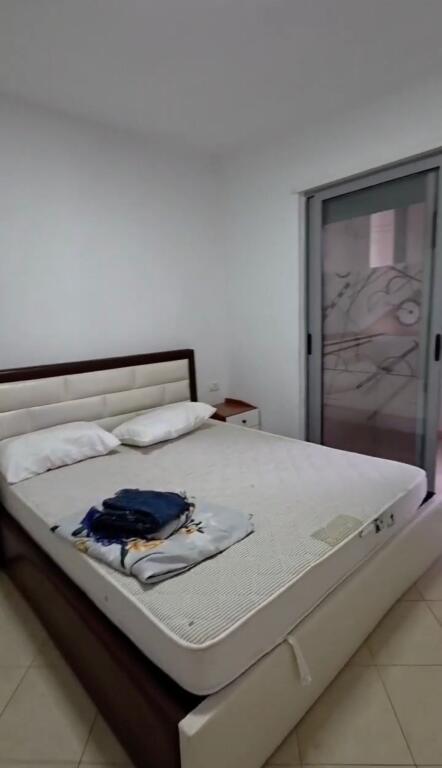 Jepet me qera apartament 2+1 i vogel tek Pallatet Cabej ne Yzberisht ne pallat!