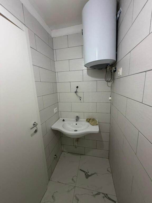 🏢Via Jordan Misja, vicino ai Palazzi Contatto viene dato in affitto locale commerciale per uffici con superficie di 50m2, vuoto 40,000Leke (netto)