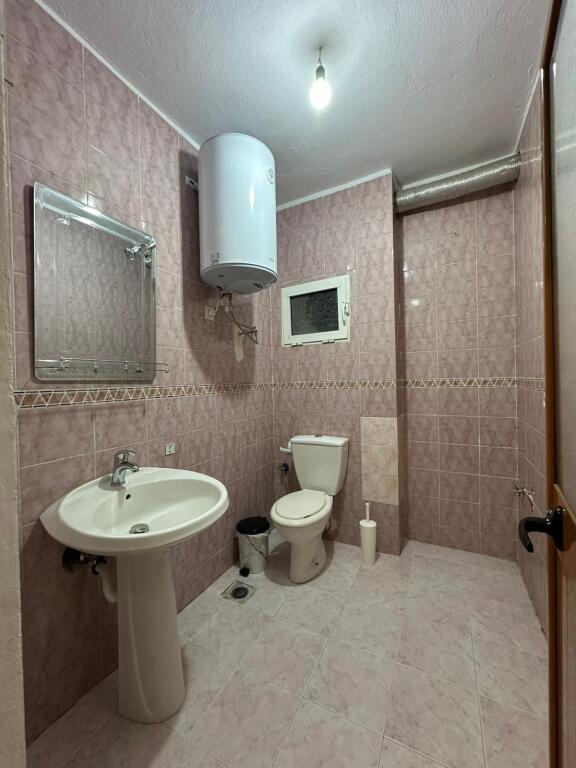 ZYRE ME QERA 120 M2 KOMUNA E PARISIT 700 EURO