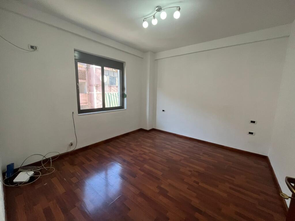 Ambient per zyra me qira te Stadiumi Dinamo