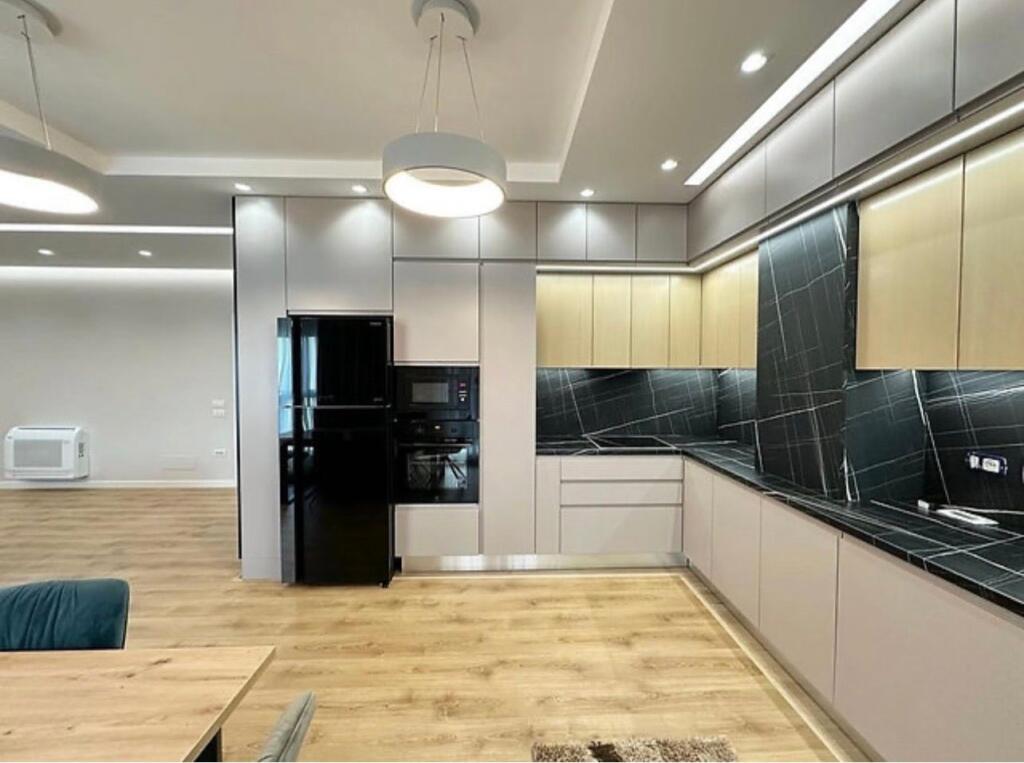 Apartament 3+1 per qira tek Montesori Schl tek Liqeni i Thate.
