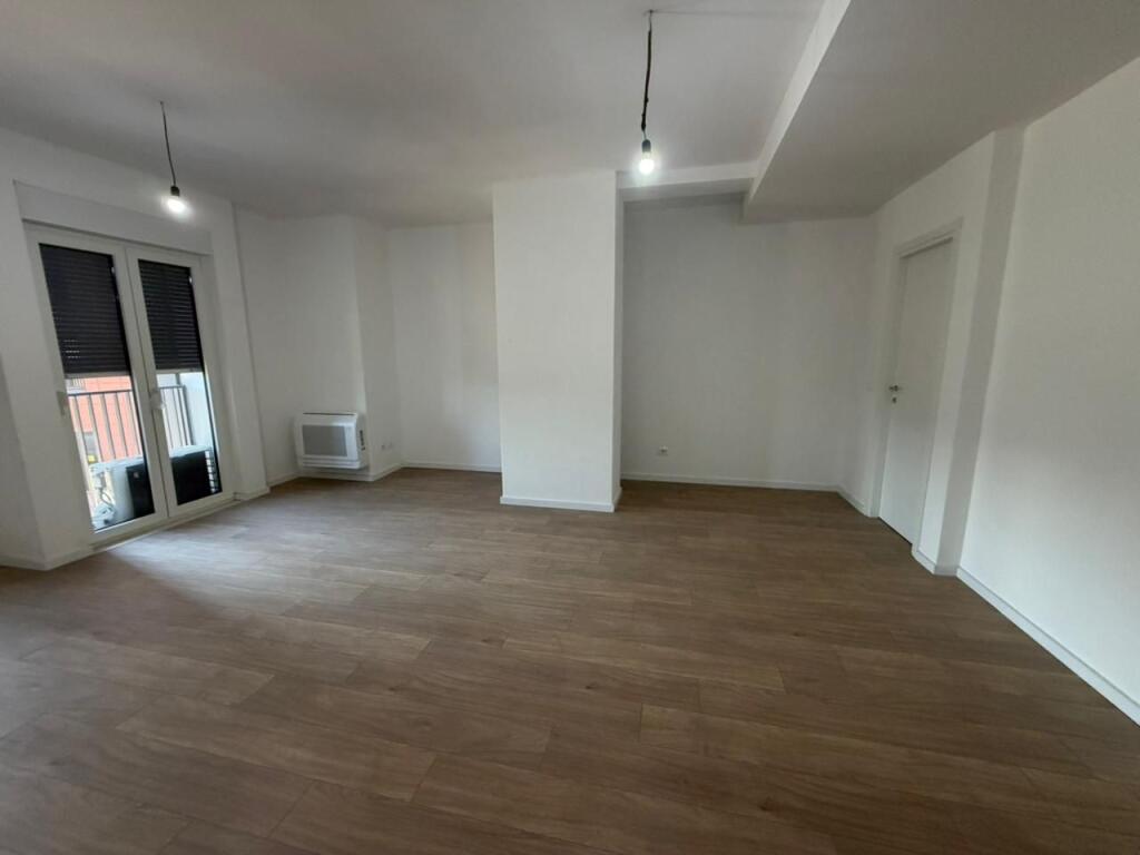 🏢Via Jordan Misja, vicino ai Palazzi Contatto viene dato in affitto locale commerciale per uffici con superficie di 50m2, vuoto 40,000Leke (netto)
